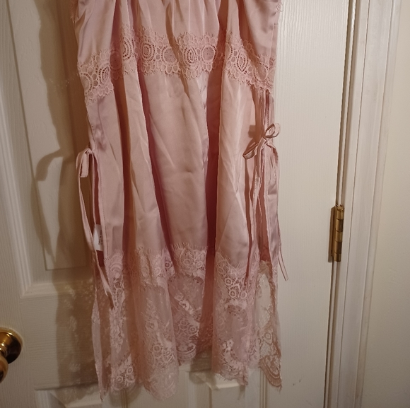 Delicate pink silky chemise with G-string - Picture 3 of 7
